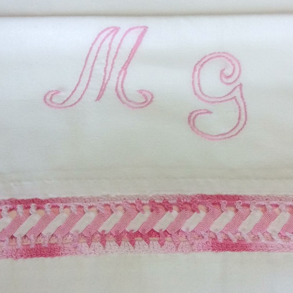 FINAL SALE PRICE Vintage White W/Pink Cutout Pillow Case Set - Picture 2 of 6